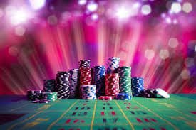 ဘောလုံးကွင်းတွင် လောင်းကစားသမားများ Odds ကြည့်နေသောပုံ